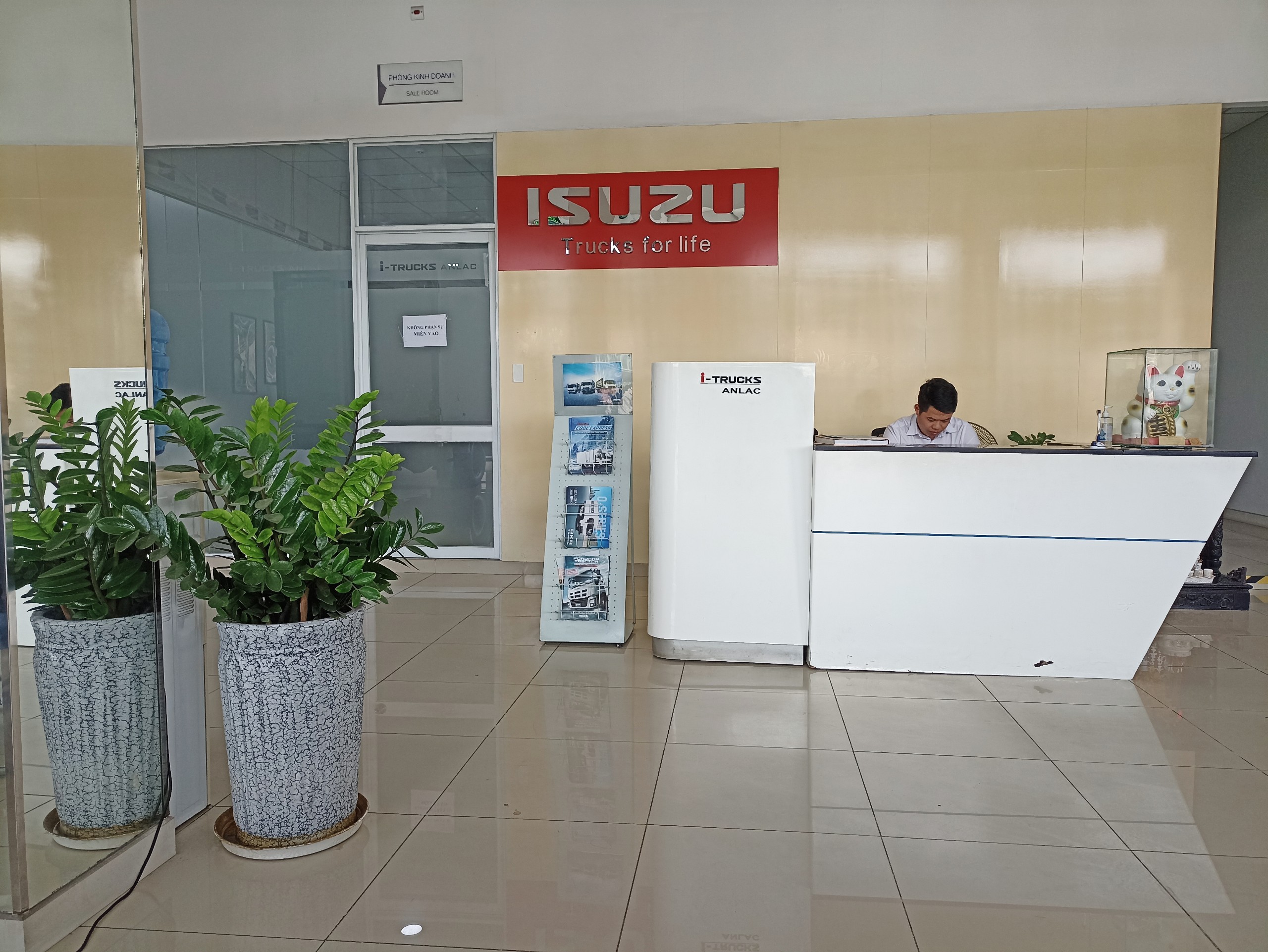 Khu vực trưng bày và phòng khách Isuzu Tân Tạo