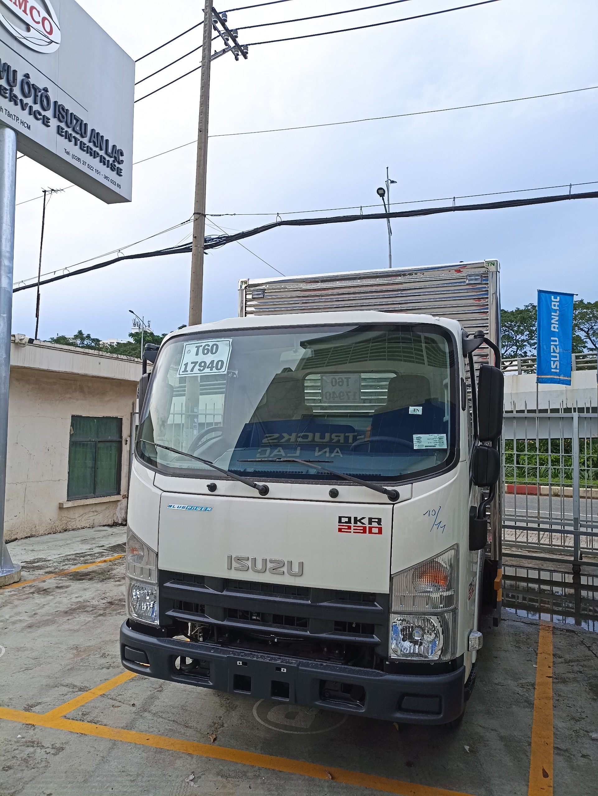 Giá xe tải Isuzu 1t9 lăn bánh