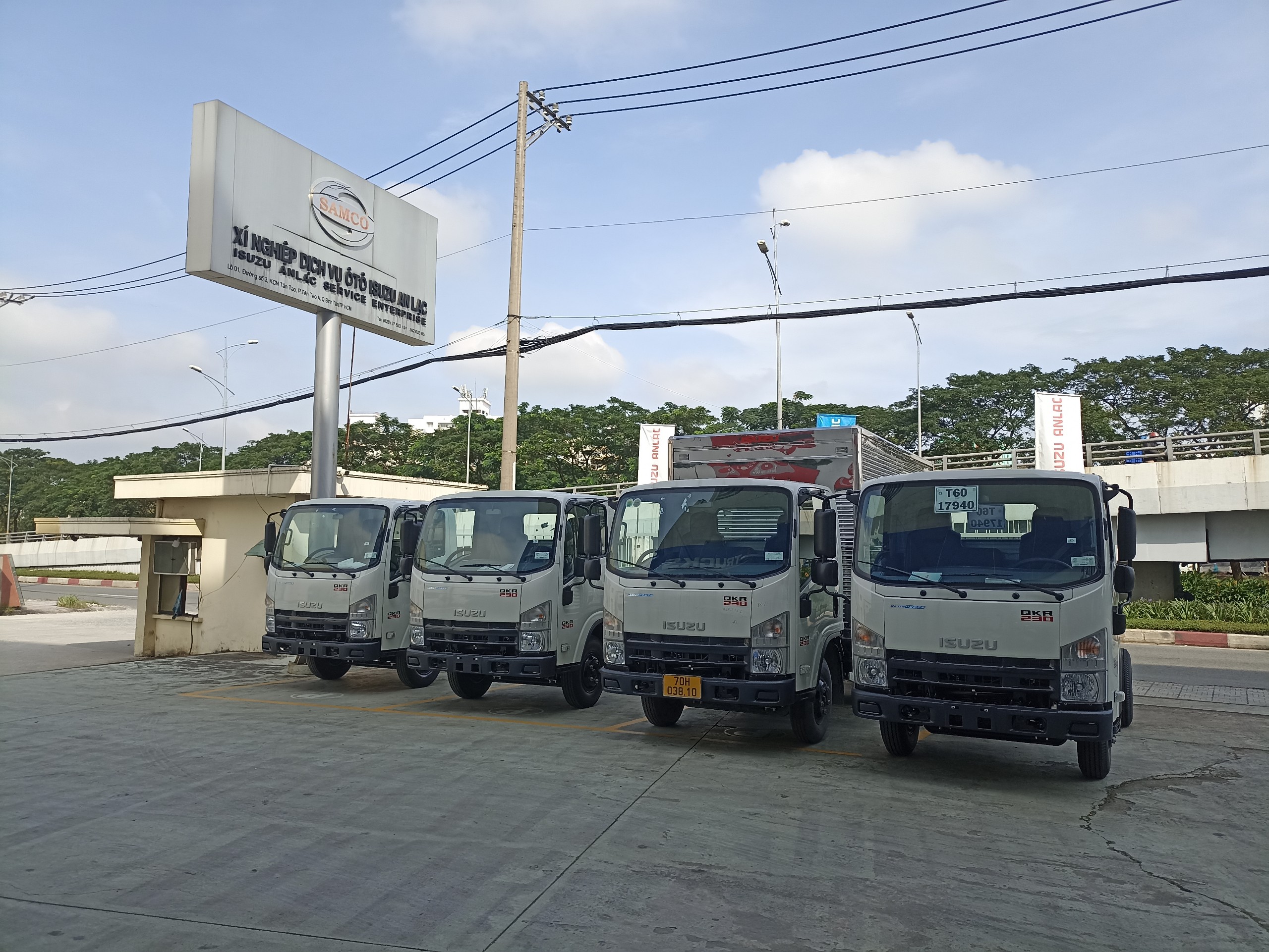 Khu vực trưng bày và phòng khách Isuzu Tân Tạo