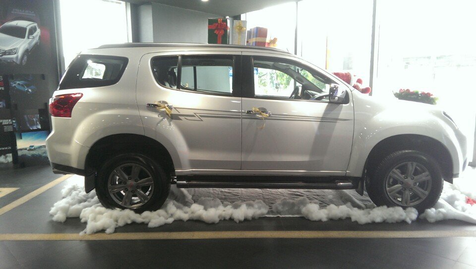 Isuzu 7 chỗ máy dầu 2017